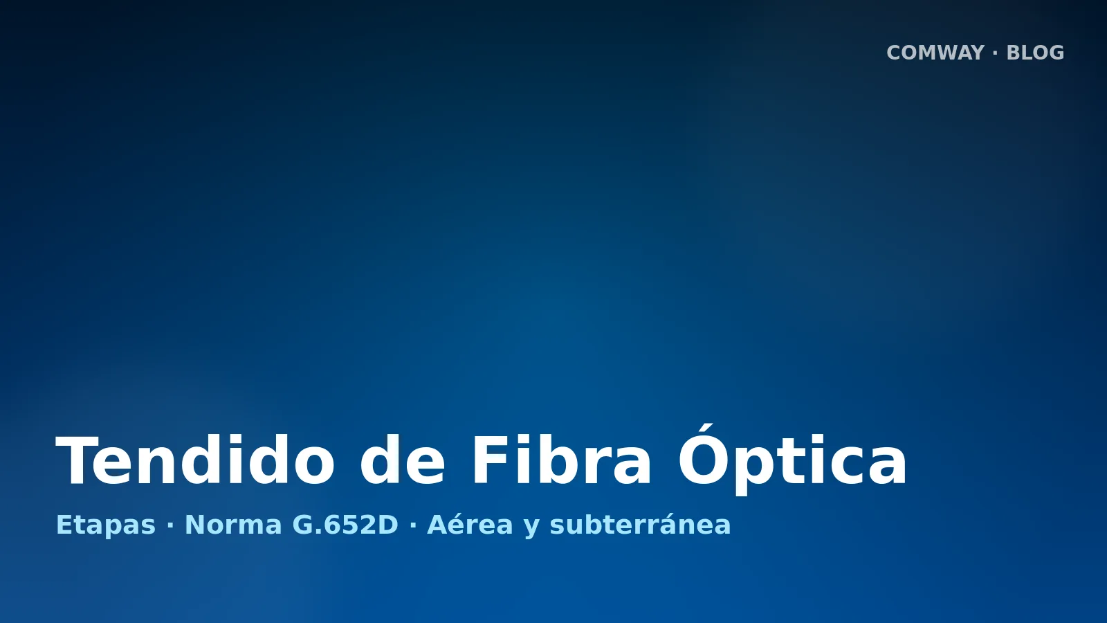 Técnico realizando fusión de fibra óptica con empalmadora arc-fusion y kit de pelado